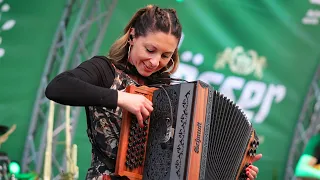 Claudia Hinker spielt die „Mooskirchner Polka“ gemeinsam mit „Die Lauser“ auf der Kaiser Wiesn!