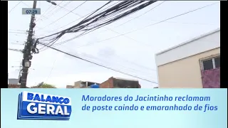 Longa Espera: Moradores do Jacintinho reclamam de poste caindo e emaranhado de fios