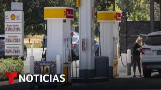 Gasolina está rozando los 5 dólares por galón en EE.UU. | Noticias Telemundo