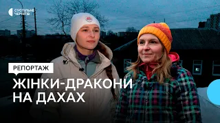 "Аби були прямі руки та гаряче серце": репортаж про чернігівських жінок-драконів, які лагодять дахи