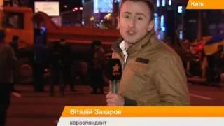 Евромайдан ночью забаррикадировался елкой и ежечасно пел гимн с Русланой