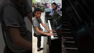 Niño toca una pieza de Chopin en un piano de Liverpool de México  CDMX