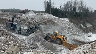 Jonsson 1208 jaw crusher & Volvo ec530e working in quarry