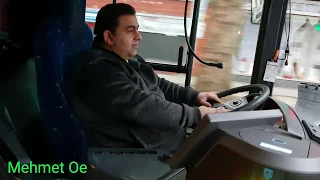 Mehmet Oe beim Einweisen eines neuen Fahrers