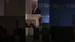 Captan a Joe Biden aparentemente desorientado en la Conferencia del Fondo Mundial