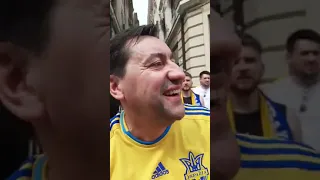 Украинские болельщики в Бухаресте поют  кричалку про Путина