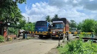 Dangerous Situation Big Truck Stuck On Railgate : Furious Speedy Poorva Express Aggressively Moving