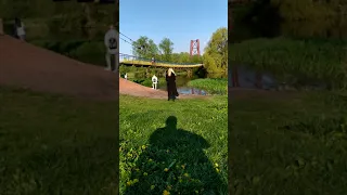 Пьяная девушка смотрит на мост