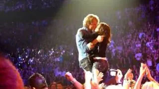 Bon Jovi Montreal 2010-03-20 Bed of Roses with Jon dancing with a fan