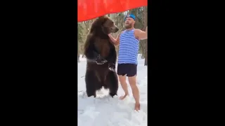 Мужик с медведем кричит "Зеленский мы идем к тебе" Спецоперация на Украине.