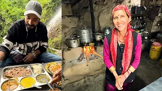 हिमाचली पहाड़ी दीदी का देसी ख़ाना | Sunny Deol भी आते है यहाँ | Jana Waterfall | Himachal Food Tour