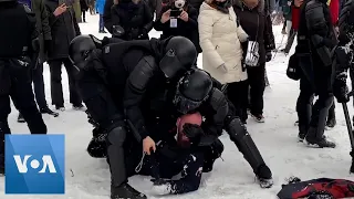 Navalny Supporters Clash with Police in Russia