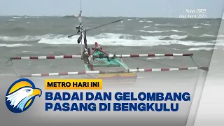 Kapal Nelayan di Pantai Malabero Rusak di Hantam Gelombang Pasang