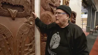 Māori master carver teaching the next generation of artists