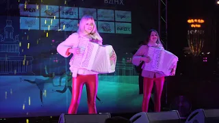 2 ACCORDIONS Аккордеонистки России - Дуэт "ЛюбАня"- ЗАЙЦЫ 🐰🐰 RUSIAN SONG