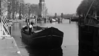 1949: De Amsterdamse parlevinkers in de grachten en haven van Amsterdam - oude filmbeelden