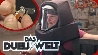 Die kleinste Waffe der Welt: Axel Stein soll angeschossen werden! | Duell um die Welt | ProSieben