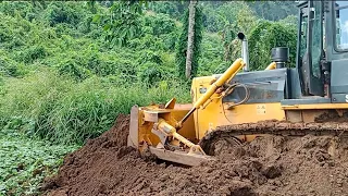 for man fear first time practice SHANTUI DOZER cutting hill slowly moving