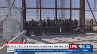 Large group of migrants approach the border