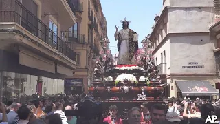 SOBRE LOS PIES TE LLEVA SEVILLA | Por las Cigarreras en el regreso de la Sagrada Cena | Corpus 2024