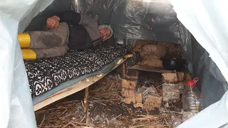 🔥🏕️ Renovated the hut, made a bed, and prepared beans with knuckle! Day 1 🍲🛠️