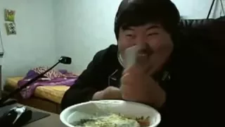 Dummer Asiate freut sich übers essen. Versuch nicht zu lachen Teil 1