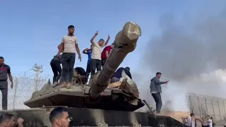 شاهد: احتفال فلسطينيين حول دبابة عسكرية استولت عليها كتائب القسام في عملية طوفان الأقصى