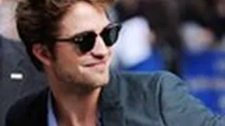 Robert Pattinson Kissed All Over!