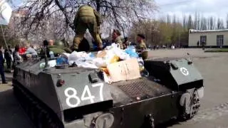 Жители приносят еду воинам  Славянск  16 04 2014