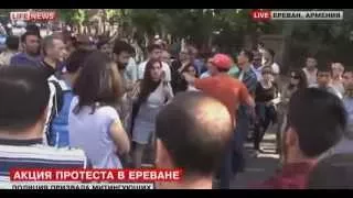 Протестующие в Ереване раскололись на два лагеря