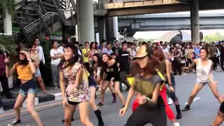 Jennifer Lopez: Flash Mob  Thailand 2012