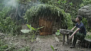 Build a shelter in the cliff - Camp despite heavy rain - Bushcraft wilderness survival shelter
