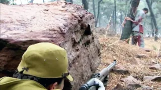 日軍女軍官綁了無辜村民威脅共軍，卻不料共軍女狙擊手在她身後！