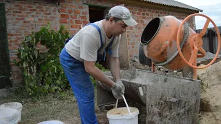 Начал заливать пол в гараже.