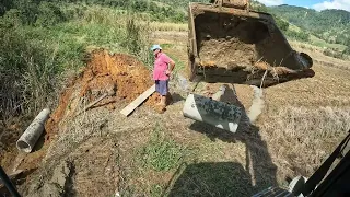 Escavadeira começando conserto de lagoa