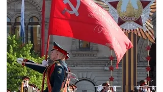 MOSCÚ:  LA BANDERA CON LA HOZ Y EL MARTILLO ABRIÓ EL 70 ANIVERSARIO DEL TRIUNFO SOBRE EL FASCISMO.