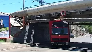 В Одессе фура застряла под мостом.