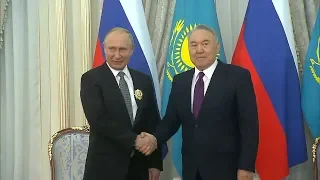 ​Путин прилетел в Нур-Султан на встречу с Назарбаевым и получил его именной орден