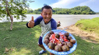 Pesca y cocina de caracol manzana en cóctel