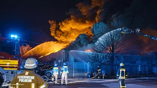 Flammeninferno bei Großbrand in Frechen - Lagerhalle brennt vollständig aus | 02.02.2020