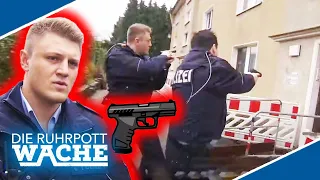 SMOLIK stürmt mit gezogener WAFFE rein 😨​ Eigensicherung geht vor ! | Die Ruhrpottwache | SAT.1