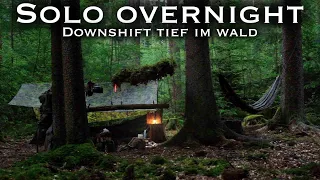 Solo Overnight - Bushcraft tief im Wald  - Feuer - Regen - Sonnenaufgang & Mücken - Downshift -
