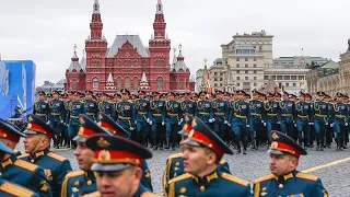 Maskenfrei: 12.000 Soldaten bei Siegesparade in Moskau