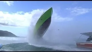 Wave hits boat - Accident at Teahupoo