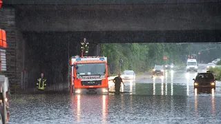 14.07.2021 - Starkregen überflutet Straßen in Köln - Feuerwehr im Großeinsatz