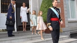 SS.MM.los Reyes y sus hijas se dirigen al Congreso de los Diputados