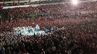 Bárbara Bandeira, Carminho and Chris Martin singing "Balada da Despedida" - Coimbra (21/05/23)