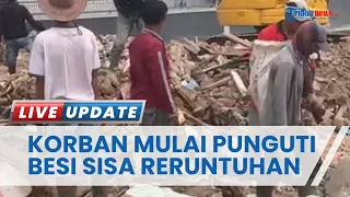 Korban Gempa Cianjur Mulai Punguti Besi Sisa Material Bangunan yang Runtuh Menggunakan Palu Besar