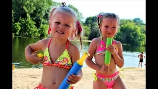 Karolina and Polina pretend play with funny sun Каролина и Полина играют с забавным солнышком