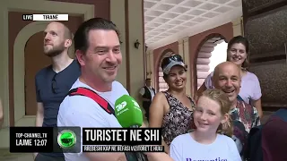 Top Channel/ Rrebeshi zë në befasi turistët në Tiranë, struken në pemë dhe godina